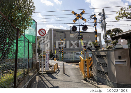 吹田市和泉町の阪急千里線の踏切（2023年2月25日撮影） 100224008