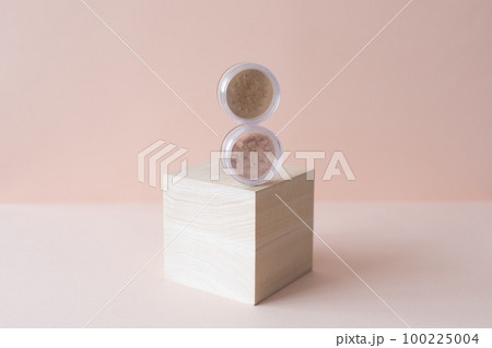 Makeup mineral eco face powder products on pastel background. Eco friendly cosmetics. 100225004