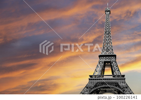 Eiffel Tower against the background of a beautiful sky at sunset. Paris, France Eiffel Tower against the background of a beautiful sky at sunset. Paris, France 100226141