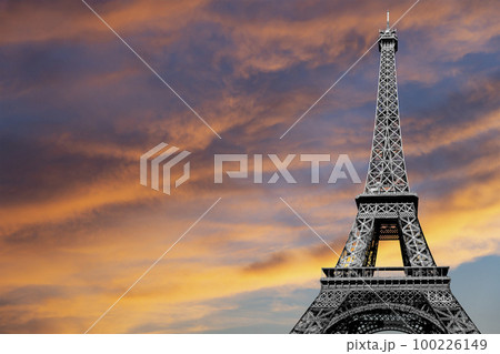 Eiffel Tower against the background of a beautiful sky at sunset. Paris, France Eiffel Tower against the background of a beautiful sky at sunset. Paris, France 100226149