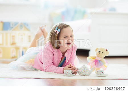 Little girl playing with doll house. Kid with toys 100228407