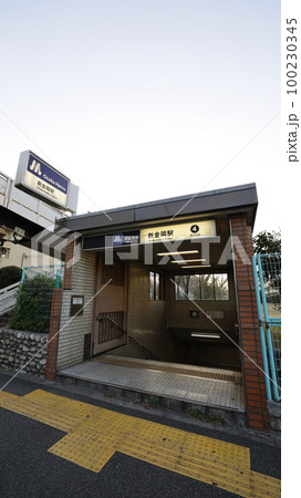 大阪メトロの御堂筋線の新金岡駅4号出入口 大阪メトロの御堂筋線の新金岡駅4号出入口 100230345