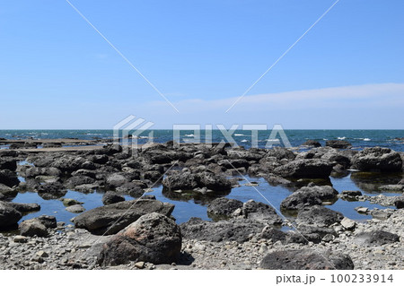 庄内海岸の岩場風景 庄内海岸の岩場風景 100233914
