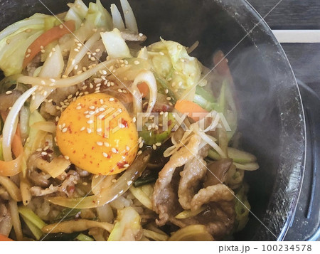 湯気が出ている石焼きビビンバをアップで撮影した写真 湯気が出ている石焼きビビンバをアップで撮影した写真 100234578
