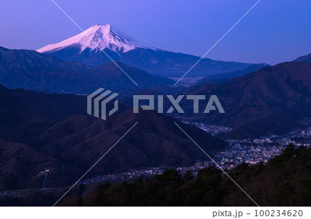 （山梨県）百蔵山より望む夜明けの富士山 100234620