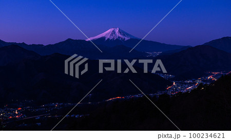 (山梨県)百蔵山より望む夜明けの富士山 (山梨県)百蔵山より望む夜明けの富士山 100234621