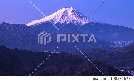 (山梨県)百蔵山より望む夜明けの富士山 (山梨県)百蔵山より望む夜明けの富士山 100234623