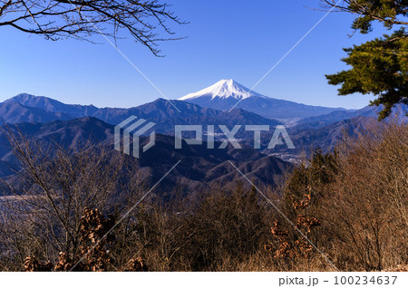 （山梨県）青空と富士山と山並み 100234637