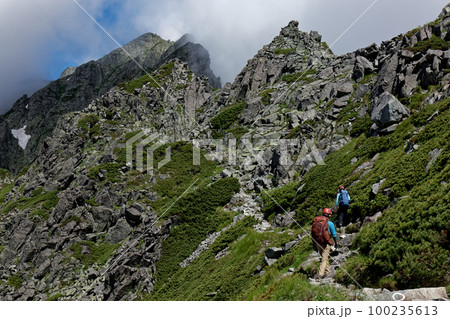 北アルプス・奥穂高岳へ向かう登山者 100235613