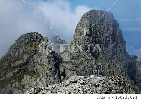 北アルプス・奥穂高岳稜線から見る雲湧くジャンダルム 100235621