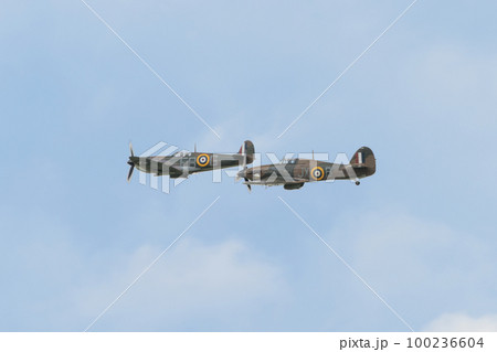 イギリス空軍スピットファイアとハリケーン戦闘機 100236604