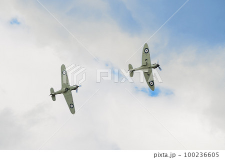 イギリス空軍スピットファイアとハリケーン戦闘機 100236605