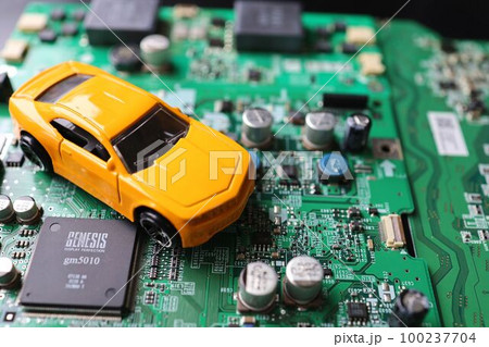 半導体不足と車のイメージ:半導体基板と車 半導体不足と車のイメージ:半導体基板と車 100237704