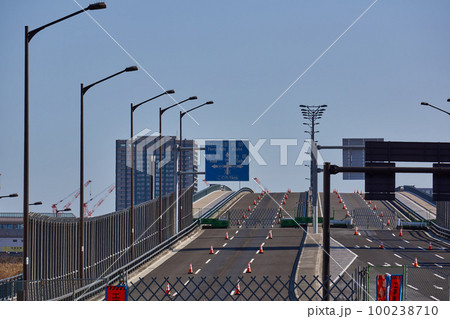 東京都　環二通り　月島警察署前交差点の景色 100238710