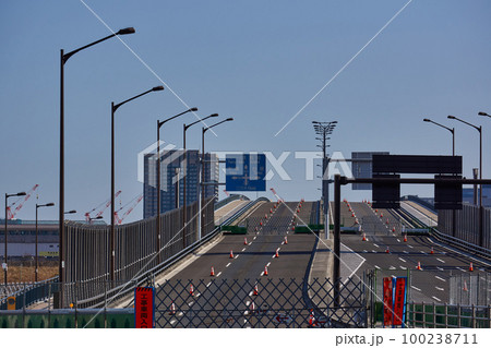 東京都　環二通り　月島警察署前交差点の景色 100238711