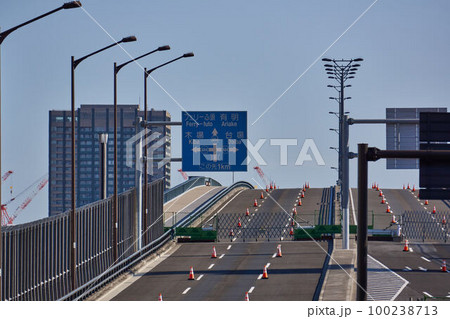 東京都　環二通り　月島警察署前交差点の景色 100238713