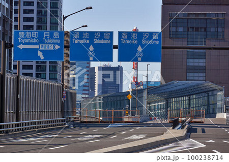 東京都 環二通り 月島警察署前交差点の景色 東京都 環二通り 月島警察署前交差点の景色 100238714