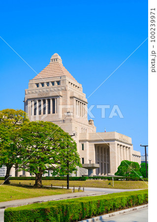 【東京都】5月・爽やかな青空のゴールデンウイークに新緑の国会議事堂を家族で観光 100239971