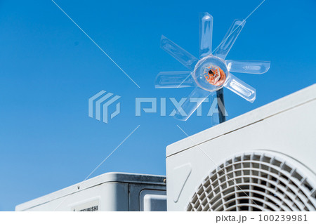 エアコンのカラス対策 屋上の室外機と風車 エアコンのカラス対策 屋上の室外機と風車 100239981