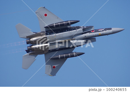 航空祭で機動飛行を行う航空自衛隊 アグレッサー部隊のF-15 100240655
