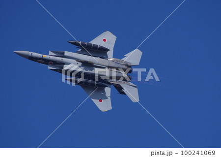 航空祭で機動飛行を行う航空自衛隊 アグレッサー部隊のF-15 航空祭で機動飛行を行う航空自衛隊 アグレッサー部隊のF-15 100241069