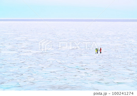 知床の流氷を歩く人 知床の流氷を歩く人 100241274