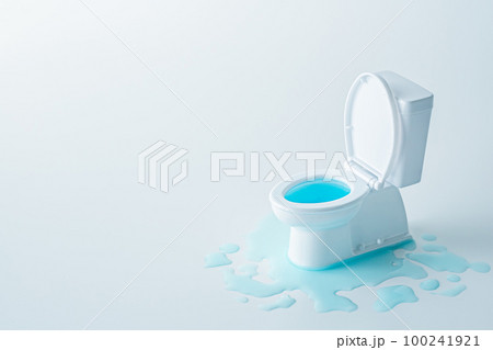 トイレの水漏れ　写真素材 100241921