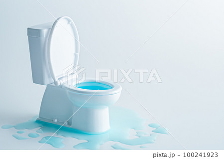 トイレの水漏れ　写真素材 100241923