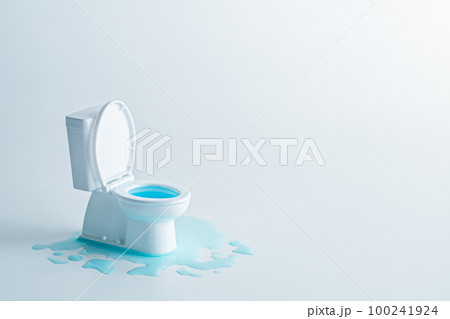 トイレの水漏れ　写真素材 100241924