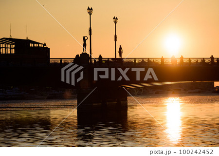 冬の幣舞橋の夕陽 冬の幣舞橋の夕陽 100242452