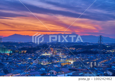神奈川県川崎市麻生区の王禅寺見晴し公園から西側の夕景(王禅寺西,丹沢山系,富士山など) 100242462
