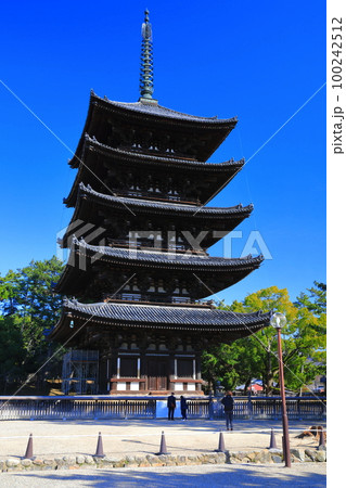 【奈良県】晴天の興福寺(五重塔) 【奈良県】晴天の興福寺(五重塔) 100242512