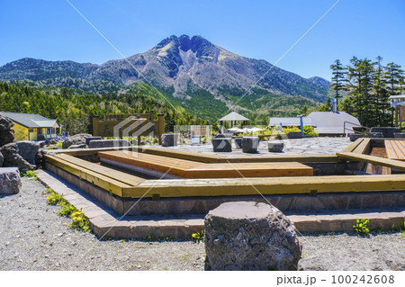 天空の足湯と白根山 100242608