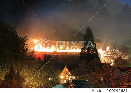 【奈良県】東大寺二月堂の修二会(お水取り) 【奈良県】東大寺二月堂の修二会(お水取り) 100242681