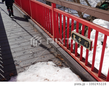 定山渓にある二見吊り橋(北海道札幌市) 100243228