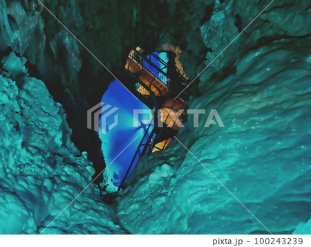 龍泉洞内の水の流れ 100243239