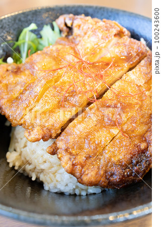 長野県名物の美味しい山賊焼き丼 100243600