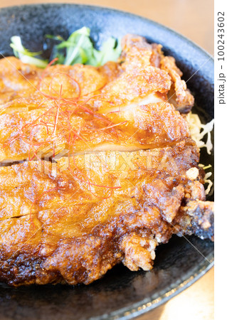 長野県名物の美味しい山賊焼丼 100243602