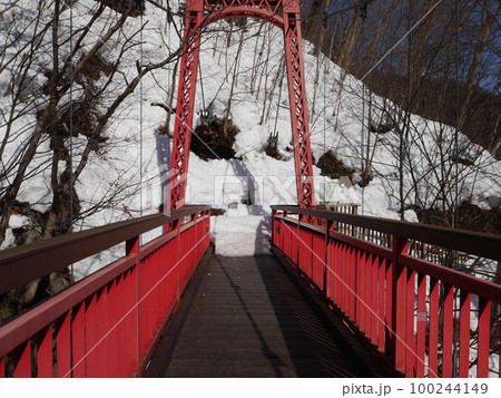 雪解け時期の定山渓温泉街にある二見吊り橋(北海道札幌市) 100244149