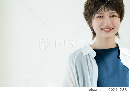 若い女性のポートレート 100244288