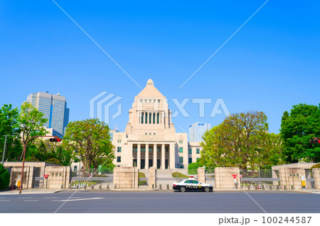 【東京都】5月・爽やかな青空のゴールデンウイークに新緑の国会議事堂を家族で観光 100244587