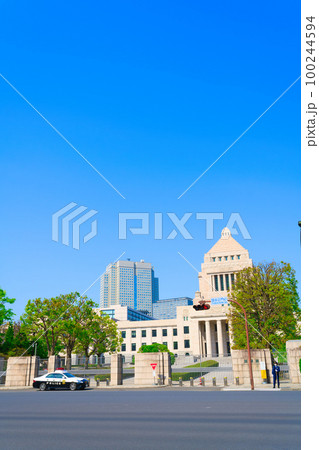 【東京都】5月・爽やかな青空のゴールデンウイークに新緑の国会議事堂を家族で観光 100244594