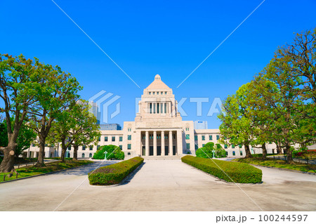【東京都】5月・爽やかな青空のゴールデンウイークに新緑の国会議事堂を家族で観光 100244597