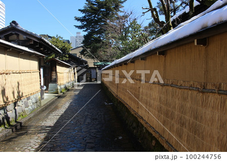 青空と雪の長町武家屋敷跡　金沢市　石川県　北陸 100244756