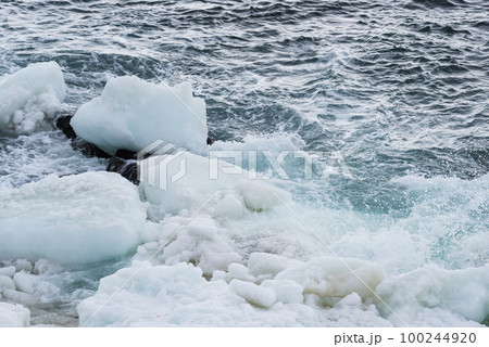 波しぶきを受ける海岸の流氷 100244920