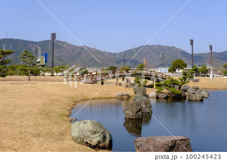 福井県敦賀市総合運動公園の池 100245423