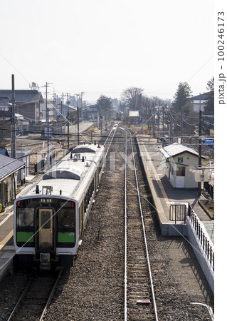只見線の風景　会津坂下駅ですれ違う列車　福島県会津坂下町 100246173
