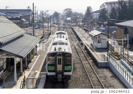 只見線の風景　会津坂下駅の列車　福島県会津坂下町 100246432