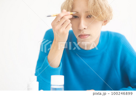 メイクをする男性　 100246899