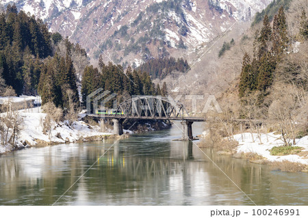 只見線の風景 第四只見川橋梁を渡る列車 福島県金山町 只見線の風景 第四只見川橋梁を渡る列車 福島県金山町 100246991